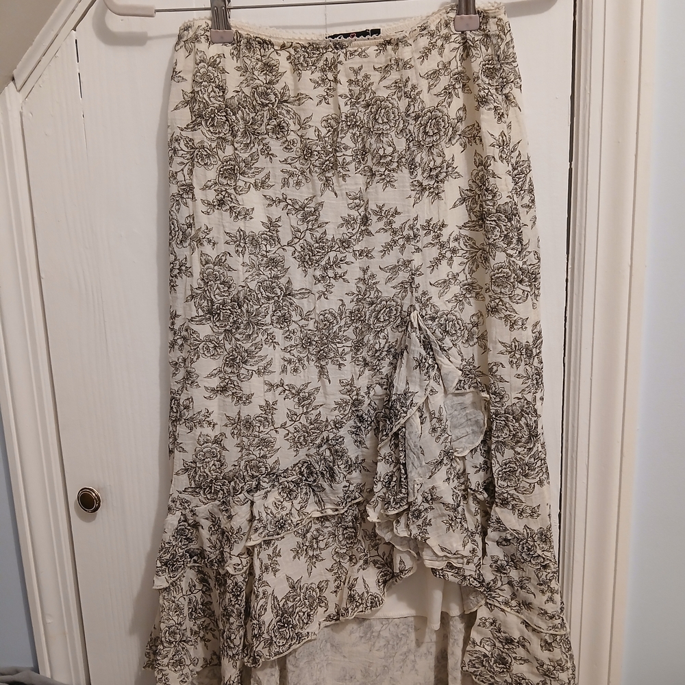 Chic Low Rise High-Low Cream and Black Floral Skirt